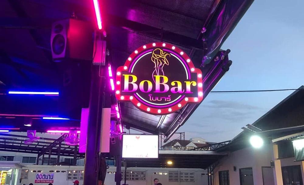 ภาพถ่ายแสดงการตกแต่งภายนอก ภายใน พนักงาน และบรรยากาศของBo bar pattaya