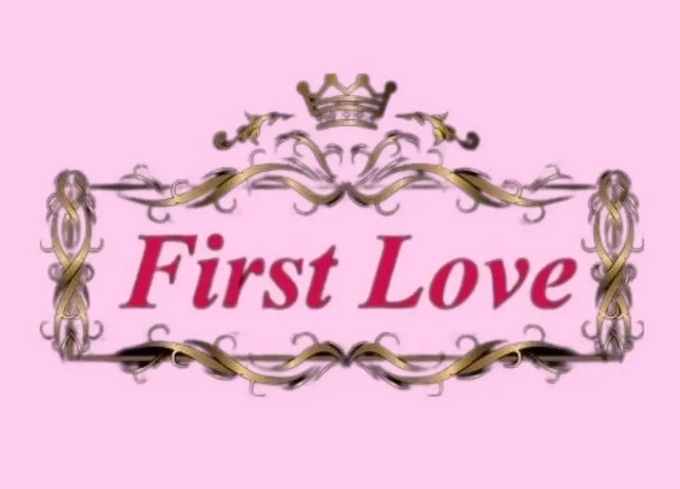 ภาพถ่ายแสดงการตกแต่งภายนอก ภายใน พนักงาน และบรรยากาศของFirst Love