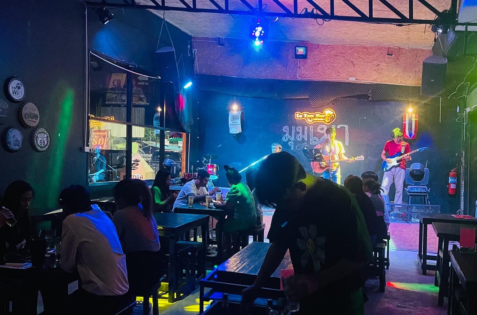 ภาพถ่ายแสดงการตกแต่งภายนอก ภายใน พนักงาน และบรรยากาศของร้าน มุมเมา ละยำบาร์ LaYumBar