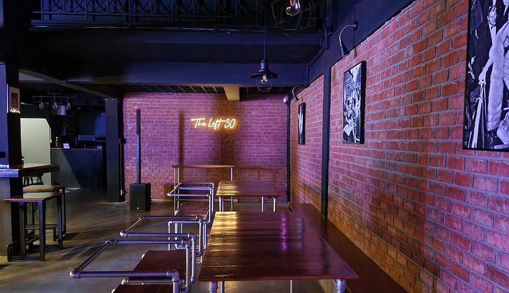 ภาพถ่ายแสดงการตกแต่งภายนอก ภายใน พนักงาน และบรรยากาศของThe Loft 30 BKK