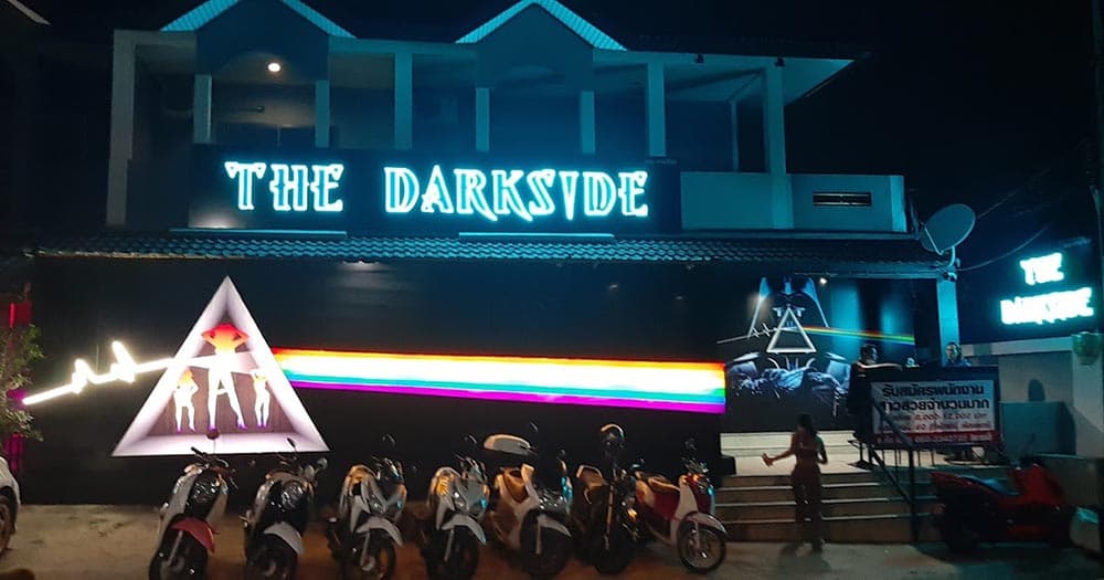 ภาพถ่ายแสดงการตกแต่งภายนอก ภายใน พนักงาน และบรรยากาศของDarkside Gentlemen's Bar & Grill